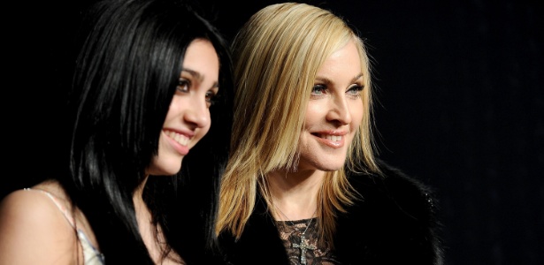 Madonna e sua filha Lola sorriem para fotógrafos no tapete vermelho da festa pós-Oscar da "Vanity Fair"