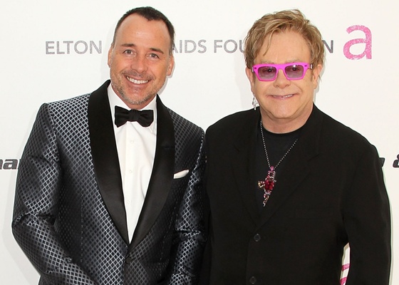 Elton John (dir.) e seu companheiro David Furnish no 19th Annual Elton John AIDS Foundation's Oscar viewing party, em West Hollywood (27/2/2011)