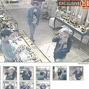 Site divulga imagens de Lindsay Lohan experimentando joiais em loja antes de ser acusada de furto (7/3/2011)