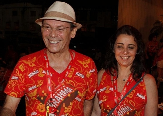 José Wilker e a namorada,a jornalista Cláudia Montenegro, na camarote da Brahma (7/3/11)