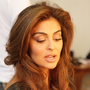 Juliana Paes posta foto em seu blog de making of de campanha de relógios (16/3/11)