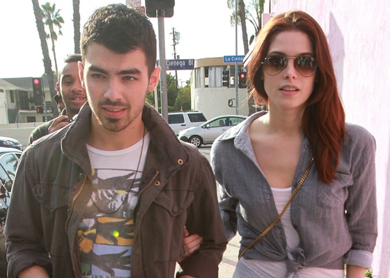 Joe Jonas e Ashley Greene na saída de restaurante em Los Angeles (24/2/2011)