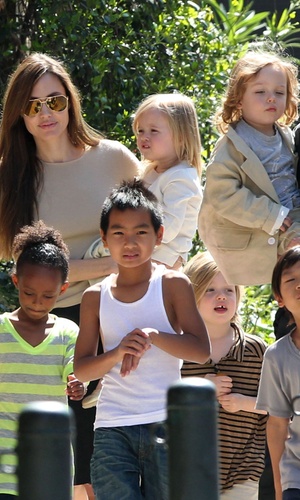 O casal Angelina Jolie e Brad Pitt passeia com os seis filhos pelas ruas de Nova Orleans (20/3/2011) 