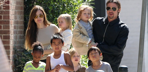 O casal Angelina Jolie e Brad Pitt passeia com os seis filhos pelas ruas de Nova Orleans (20/3/2011) 