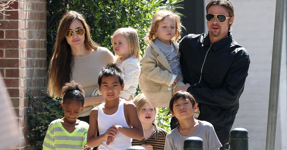 O casal Angelina Jolie e Brad Pitt passeia com os seis filhos pelas ruas de Nova Orleans (20/3/2011)