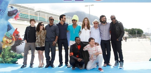 Da esquerda para a direita, Jesse Eisenberg, Bebel Gilberto, Jamie Foxx, Rodrigo Santoro, Carlinhos Brown, Anne Hathaway, Sérgio Mendes, Jemaine Clement e Taio Cruz; embaixo, Will.i.am e Carlos Saldanha na coletiva de "Rio" na zona sul do Rio (22/3/2011)  - AgNews