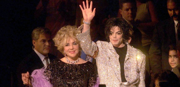 Elizabeth Taylor e Michael Jackson em evento homenageando o cantor em Nova York (10/9/2001)