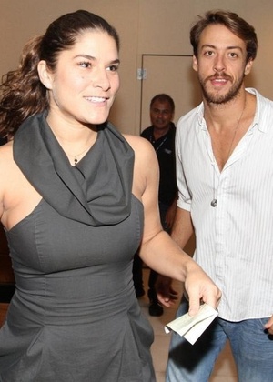 Priscila Fantin e Renan Abreu na estreia da peça "Linda" no Rio (18/3/2011)