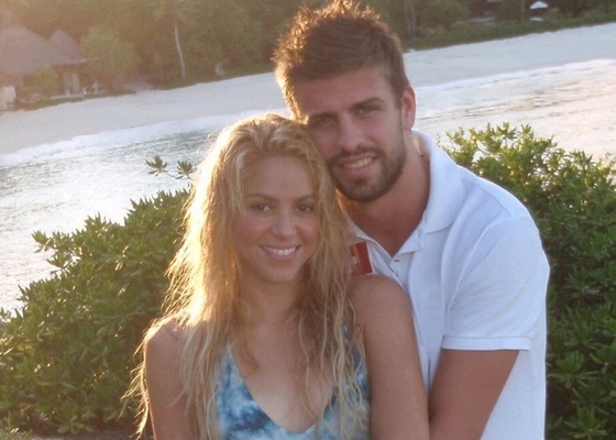 A cantora Shakira publicou uma foto em sua ao lado do namorado, o jogador Piqu, em sua pgina do Facebook (29/3/2011). Apresento-lhes a meu sol. Shak, escreveu ela na legenda da foto