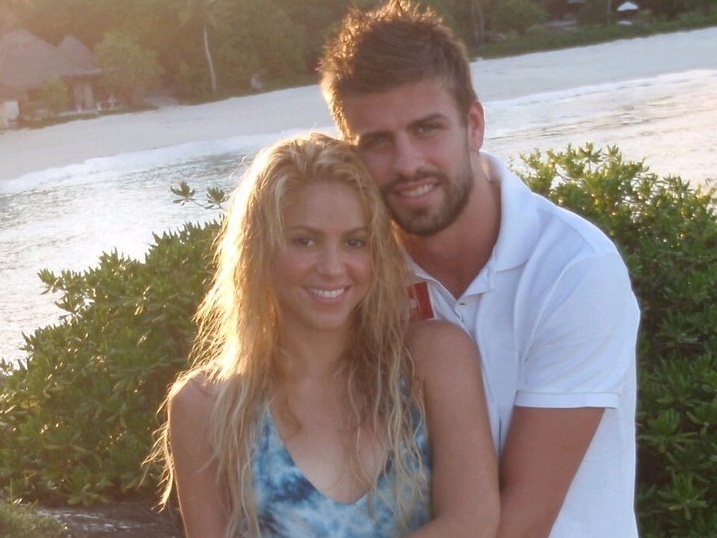 A cantora Shakira publicou uma foto em sua ao lado do namorado, o jogador Piqué, em sua página do Facebook (29/3/2011). 