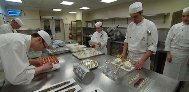Cozinheiros trabalham na cozinha do Palácio de Buckingham, em Londres (29/3/2011) - BBC