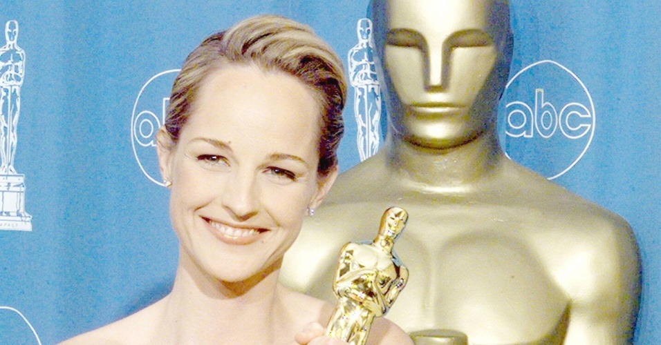 Helen Hunt recebe o prêmio Oscar de melhor atriz pelo filme "Melhor é Impossível" (13/5/1998)