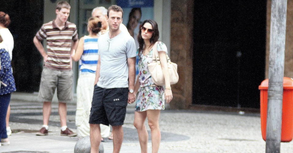 Pouco tempo depois de ter terminado com o diretor Vinicius Coimbra, a atriz Fernanda Machado exibe o novo namorado nas ruas do Rio (3/4/2011) 