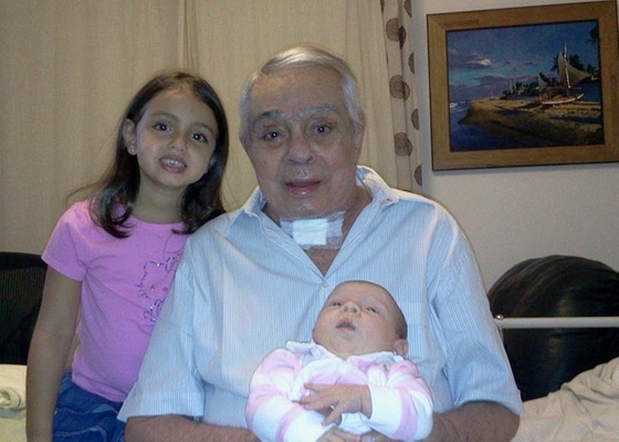 Chico Anysio com as netas Isabela e Sofia (3/4/2011)