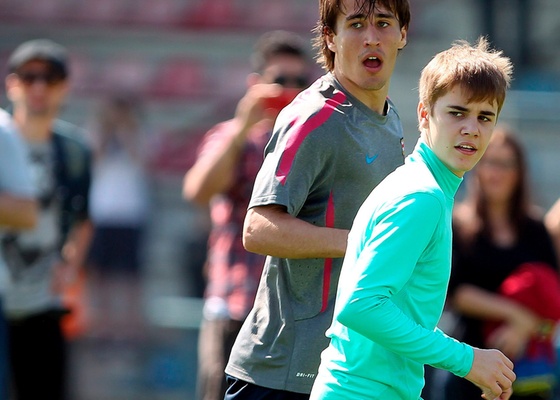 Imagem divulgada do FC Barcelona do cantor Justin Bieber e o jogador Bojan Krkic durante treino do Barcelona na Ciudad Deportiva Joan Gamper, em Sant Joan Despí, Espanha (7/4/2011)