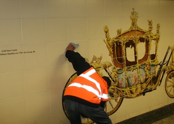 Infrator que cometeu delito de pequeno porte limpa túnel subterrâneo de Londres (6/4/2011). A limpeza faz parte da preparação para o casamento real que acontece no dia 29/4