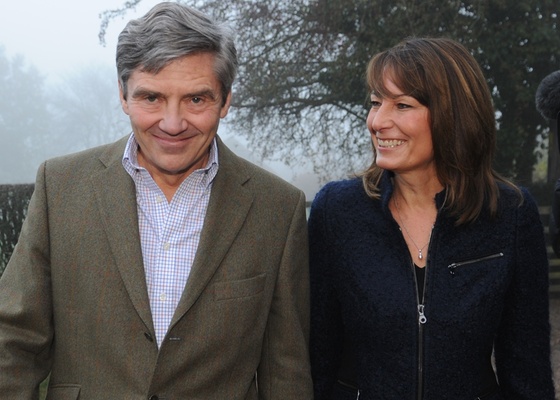 Michael e Carole Middleton, pais de Kate Middleton, do lado de fora de sua casa próximo ao vilarejo de Bucklebury, Inglaterra (16/11/2010)