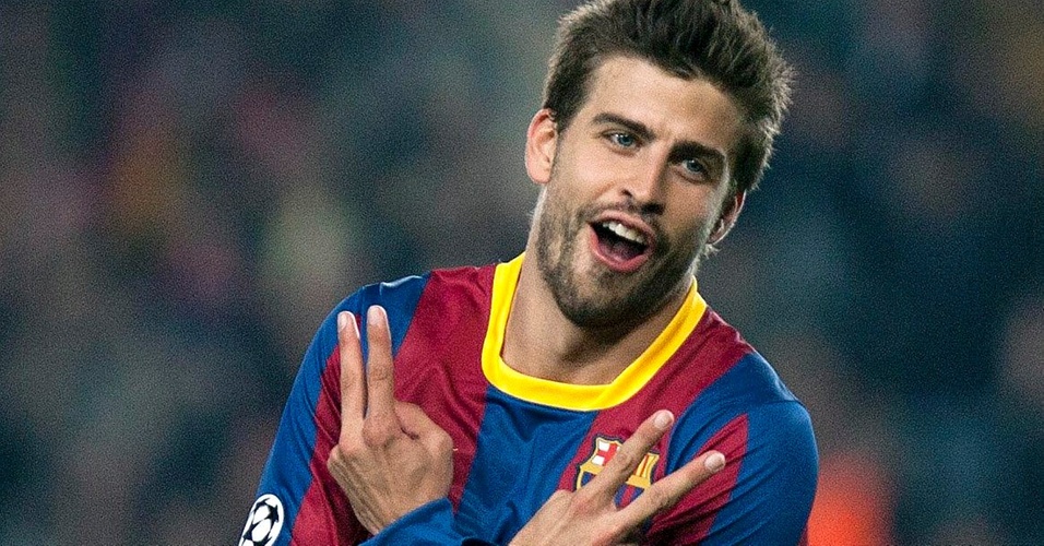 Pique comemora gol do Barcelona contra o Shakhtar Donetsk fazendo 2 e 2 com os dedos em homenagem à cantora Shakira, em Barcelona (6/4). Os números simbolizam o dia 2 de fevereiro, dia do aniversário de Pique e de Shakira