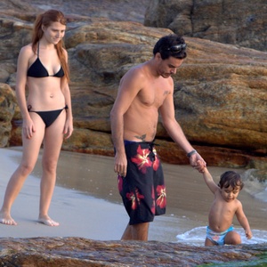 A atriz Mariah Rocha e o namorado, João Gevaerd, aproveitam tarde livre com o filho, João Pedro, na praia do Arpoador (RJ) (08/04) 