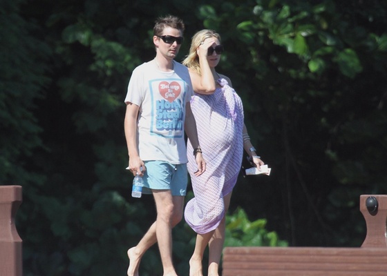 Kate Hudson e o namorado Matt Bellamy passeiam em Angra dos Reis (11/4/11)