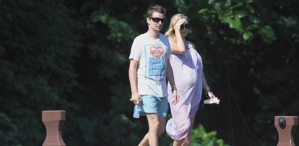 Kate Hudson e o namorado Matt Bellamy passeiam em Angra dos Reis (11/4/11)