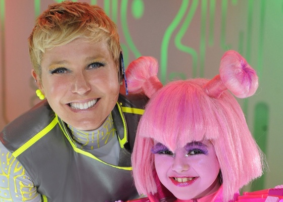 Xuxa posa com Klara Castanho para o "XSPB 11" (abril/2011)