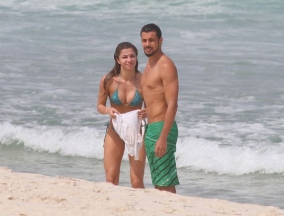 Grazi Massafera e Cauã Reymond namoram em praia do Rio de Janeiro nesta terça-feira (19/4/2011)