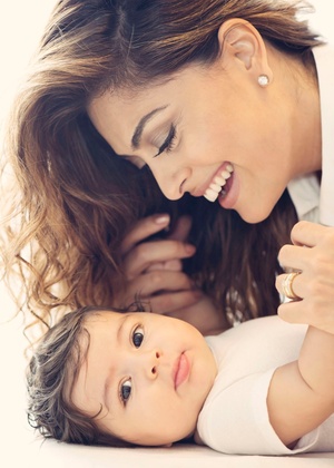 Juliana Paes posa com Pedro para a revista "Quem" (abril/2011)