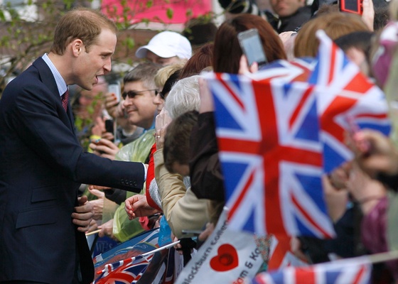 Príncipe William cumprimenta admiradores na Darwen Aldridge Community Academy em Darwen, Inglaterra (11/4/2011)