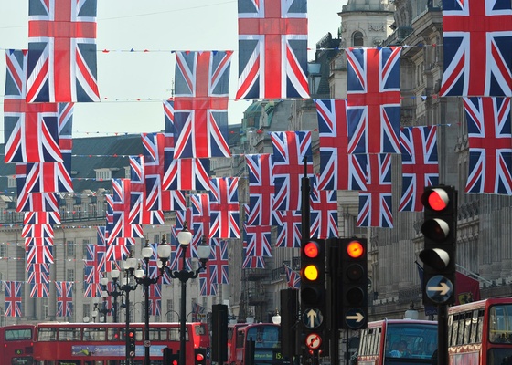 Regent Street, em Londres, decorada com bandeiras da Grã-Bretanha em preparação para o casamento real (19/4/2011)