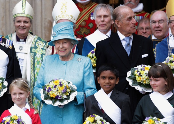 Rainha Elizabeth, acompanhada do príncipe Philip (dir.) posa do lado de fora da Abadia de Westminster após o Serviço Santo Real, no dia de seu aniversário de 85 anos, em Londres (21/4/2011)
