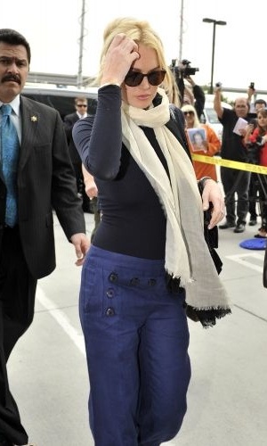 Acusada de roubo de jóia, Lindsay Lohan chega para audiência preliminar (22/4/11)