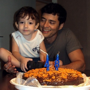 O autor Tiago Santiago comemora aniversário com o filho João (24/4/11)