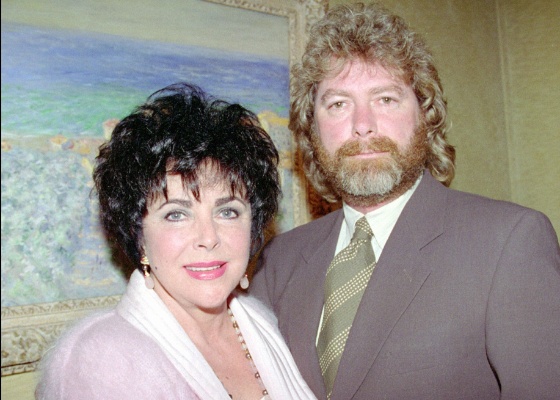 Elizabeth Taylor e Larry Fortensky em Nova York (14/6/1995) - AP