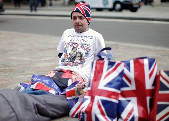 John Loughre é o primeiro admirador a acampar na rua em frente à Abadia de Westminster para assistir ao casamento real (26/4/2011)