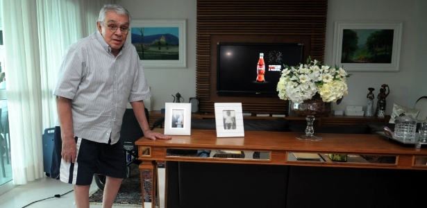 Em seu apartamento na Barra da Tijuca, no Rio, Chico Anysio dá primeiros passos após período de internação (27/4/2011)