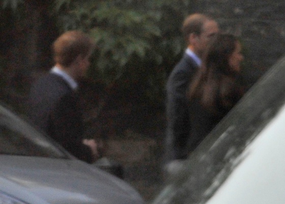 Prncipes Harry (esq.) e William (ao centro), e Kate Middleton so fotografados chegando a abadia de Westminster para um ensaio do casamento (27/4/2011) 
