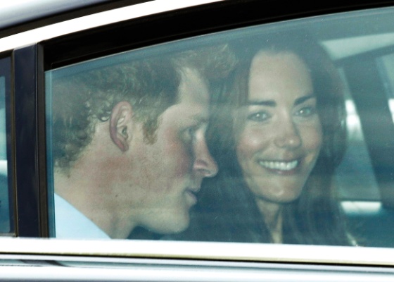 Príncipe Harry e Kate Middleton são fotografados na saída da abadia de Westminster, após o último ensaio antes do casamento real (28/4/2011). O príncipe William não compareceu ao último ensaio.