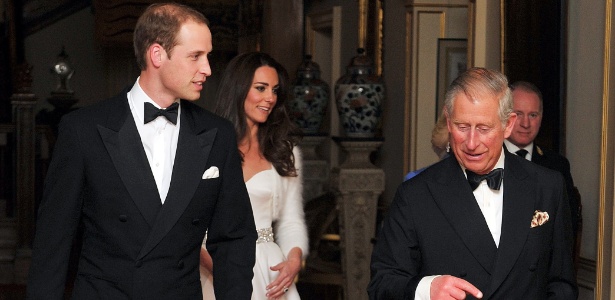 Ao lado do príncipe Charles, William e Kate voltam ao palácio de Buckingham para a festa (29/4/2011) - AP
