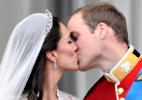 William e Kate se beijam no balcão do palácio de Buckingham - AFP PHOTO / LEON NEAL