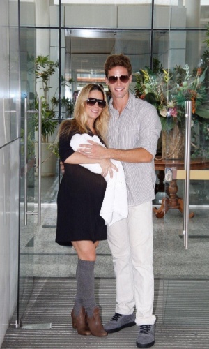 Danielle Winits, Jonatas Faro e filho, Guy, deixam maternidade no Rio de Janeiro (30/4/11)