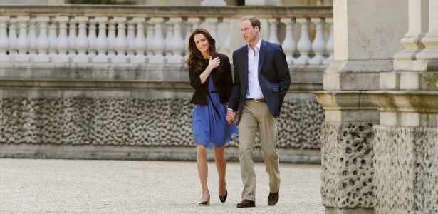Kate Middleton e o príncipe William caminham pelo palácio de Buckingham na manhã seguinte ao casamento (30/4/2011)