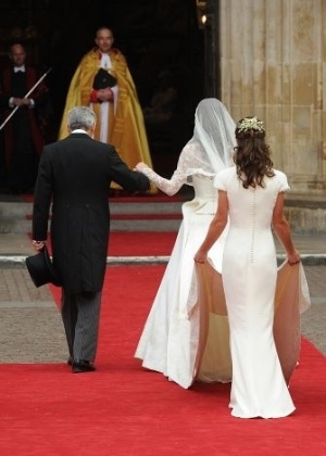 Pippa Middleton segura cauda de vestido de sua irmã Kate