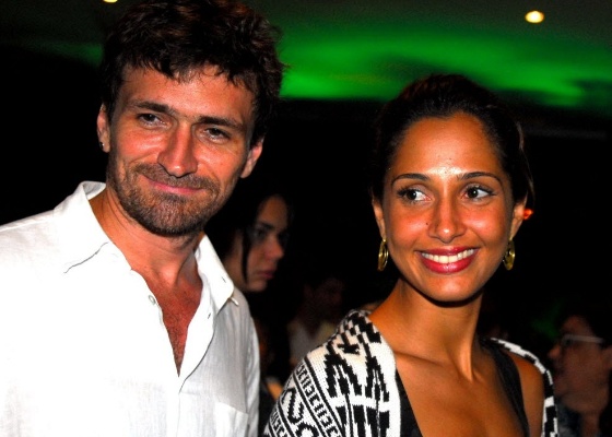 O casal Cláudio Amaral Peixoto, cenógrafo e diretor de arte, e Camila Pitanga, atriz, na estreia do show da turnê "Carioca" de Chico Buarque, no Rio de Janeiro (4/1/2007)