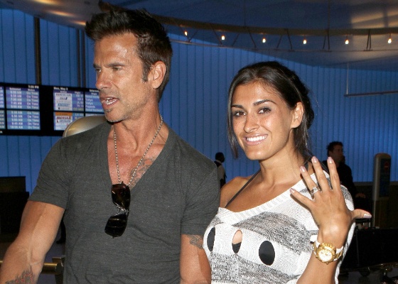 O ator Lorenzo Lamas e a mulher Shawna Craig, que exibe sua aliança de casamento, no aeroporto de Los Angeles (2/5/2011)