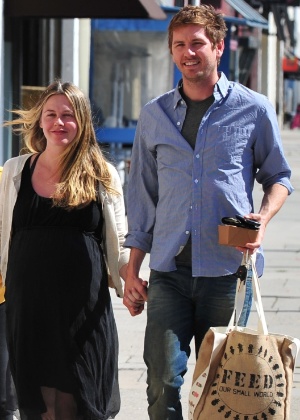 Alicia Silverstone passeia de mos dadas com o marido, Christopher Jarecki, nos ltimos dias de sua gravidez, em Los Angeles (29/4/11)