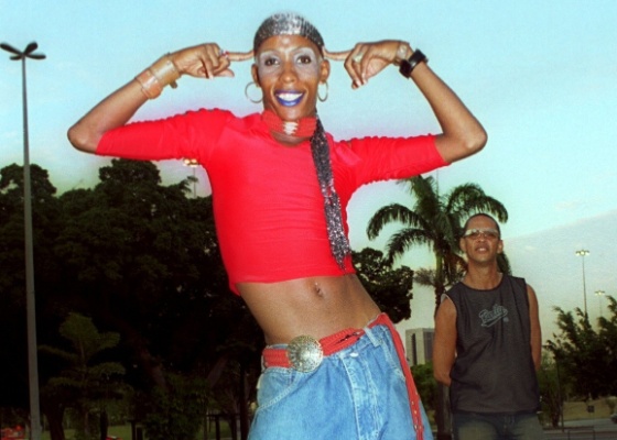 Lacraia, dançarina do funk "Éguinha Pocotó", na Glória, no Rio de Janeiro (7/1/2003). Do lado direito ao fundo, MC Serginho