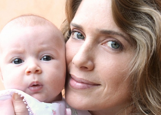 Letícia Spiller apresenta sua filha, Stella (maio/2011)