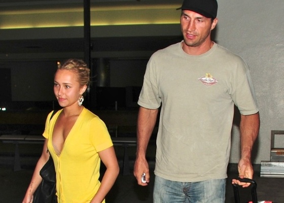 A atriz Hayden Panettiere e o boxeador Wladimir Klitschko desembarcam no aeroporto de Los Angeles (17/1/2011)