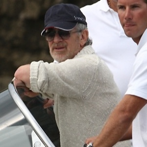 O diretor Steven Spielberg é visto saindo de barco do hotel Du Cap Eden Roc, em Cannes (14/5/2011) - Brainpix